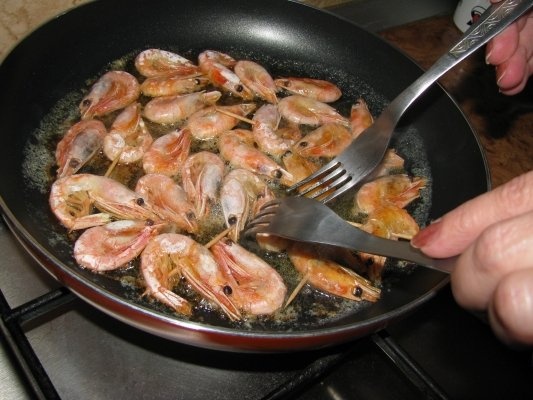 Creveti pe pat de rosii