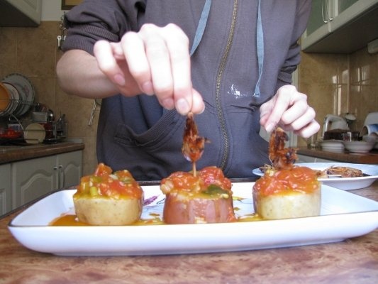 Creveti pe pat de rosii