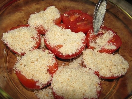 Rosii coapte aromate cu pesmet si parmezan