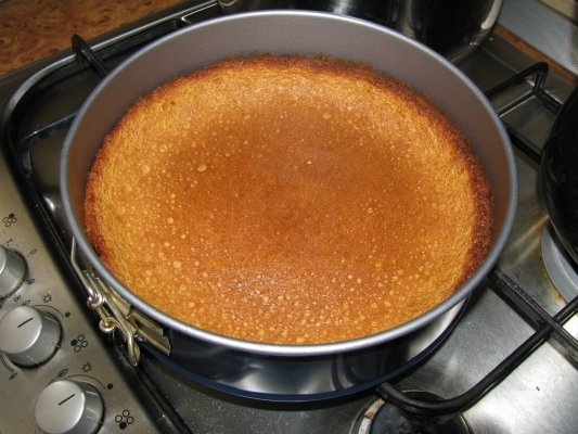 Tort de ciocolata alba cu un nor de frisca si capsuni