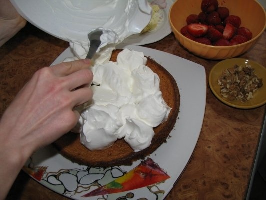 Tort de ciocolata alba cu un nor de frisca si capsuni