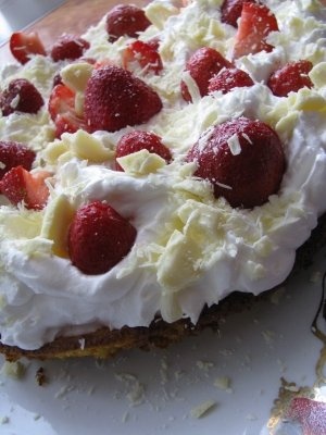 Tort de ciocolata alba cu un nor de frisca si capsuni