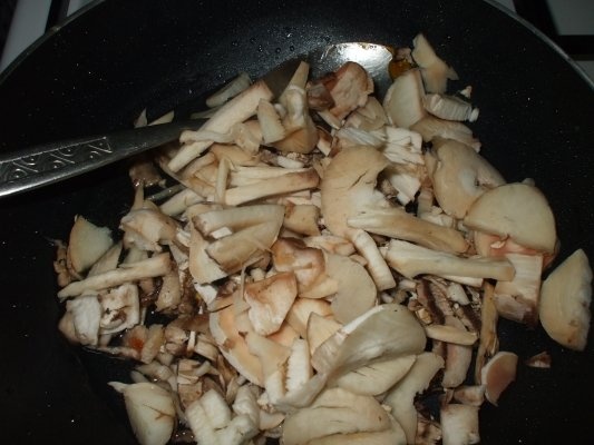 Ciuperci umplute cu carne de pui si sunca