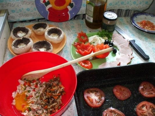 Ciuperci umplute cu carne de pui si sunca