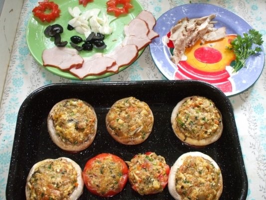 Ciuperci umplute cu carne de pui si sunca