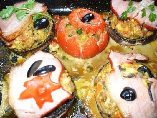 Ciuperci umplute cu carne de pui si sunca