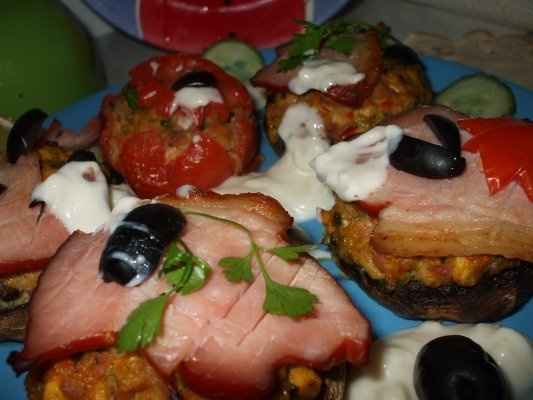 Ciuperci umplute cu carne de pui si sunca