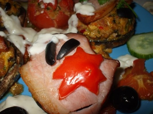 Ciuperci umplute cu carne de pui si sunca