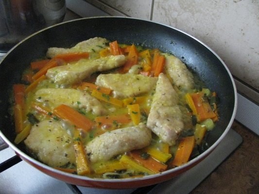 Piept de pui cu morcovi in suc de portocale