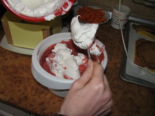 Tort cu spuma de capsuni