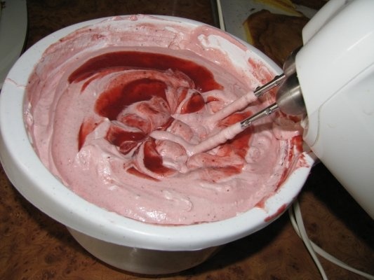 Tort cu spuma de capsuni