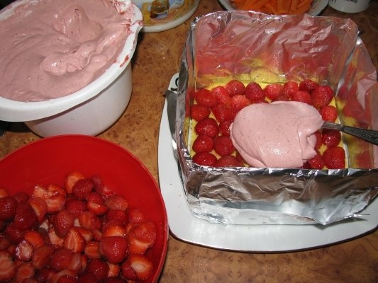 Tort cu spuma de capsuni