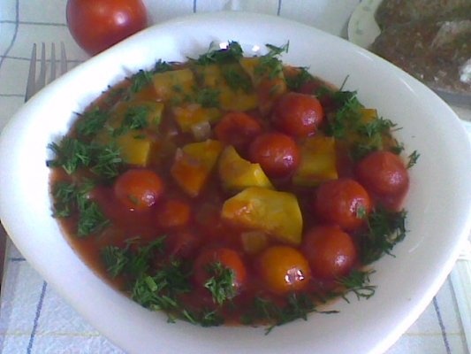 Mancare de dovlecel cu rosii Cherry