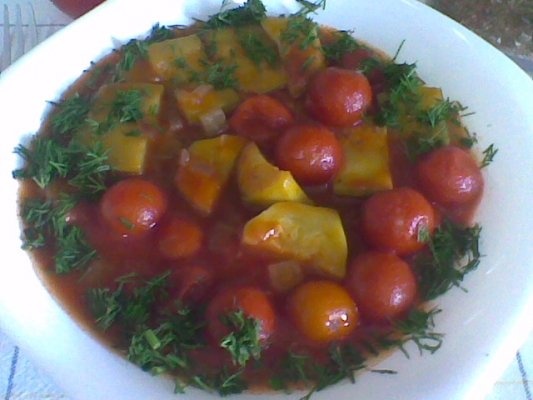 Mancare de dovlecel cu rosii Cherry