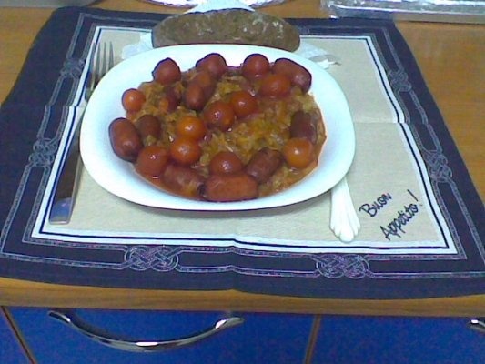 Varza calita cu carnati de bere si cu rosii Cherry