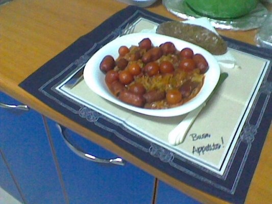 Varza calita cu carnati de bere si cu rosii Cherry