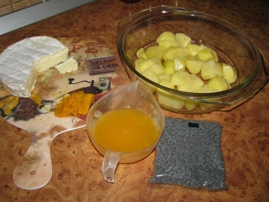 Cartofi copti cu camembert si mac