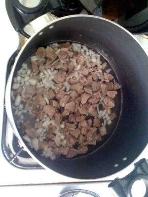 Limba de porc cu masline in sos tomat