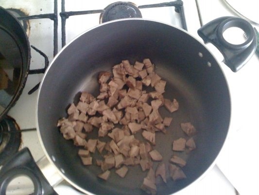 Limba de porc cu masline in sos tomat