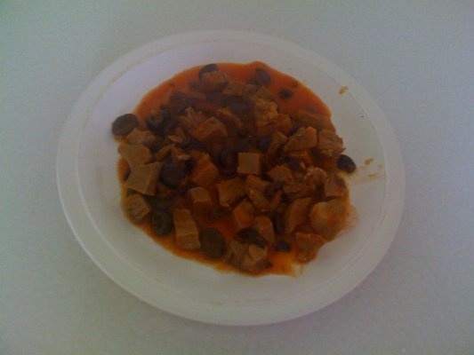 Limba de porc cu masline in sos tomat