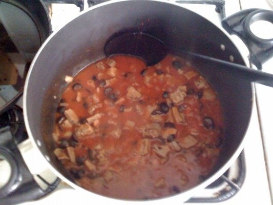 Limba de porc cu masline in sos tomat