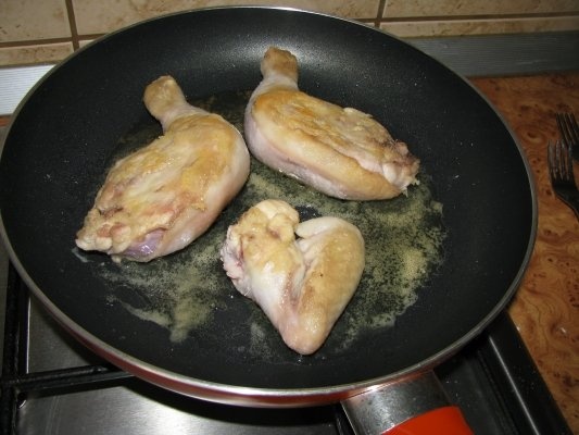 Pui la cuptor cu 20 de catei de usturoi