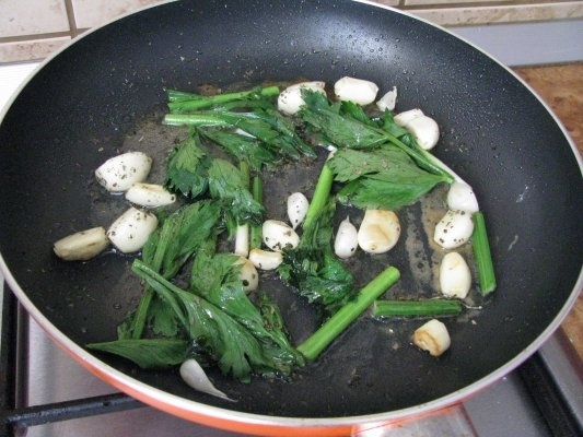 Pui la cuptor cu 20 de catei de usturoi