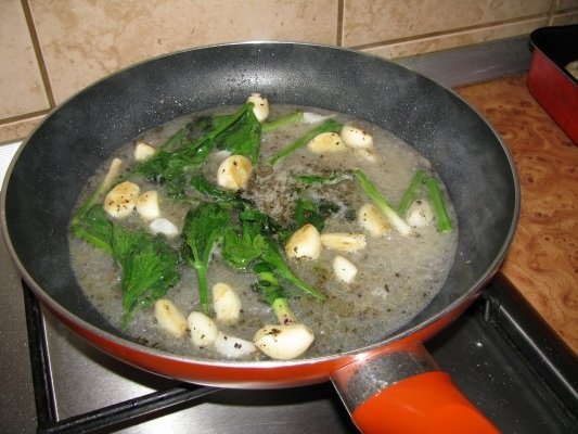 Pui la cuptor cu 20 de catei de usturoi