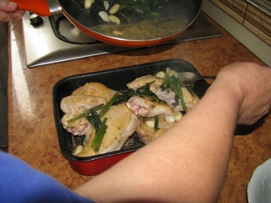 Pui la cuptor cu 20 de catei de usturoi