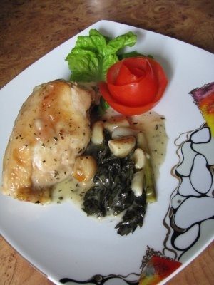 Pui la cuptor cu 20 de catei de usturoi