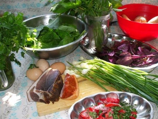 Ciorba de loboda cu afumatura si zdrente de ou