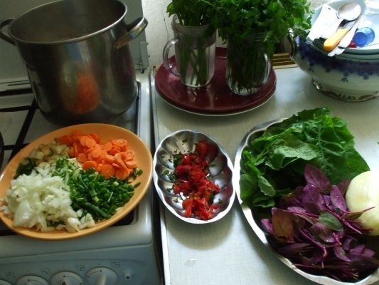 Ciorba de loboda cu afumatura si zdrente de ou