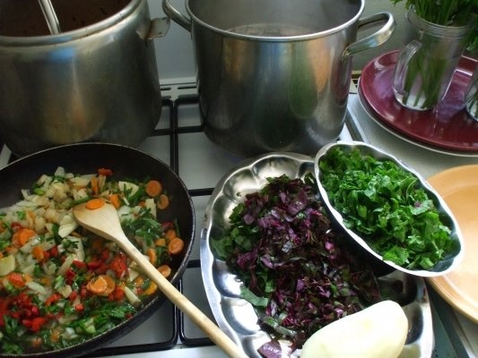 Ciorba de loboda cu afumatura si zdrente de ou