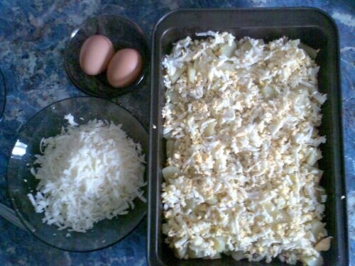 Cartofi cu oua, cascaval si smintina la cuptor