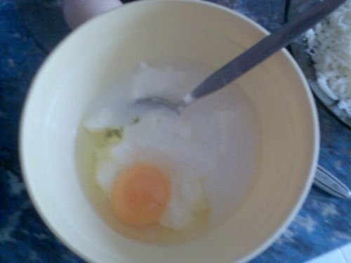 Cartofi cu oua, cascaval si smintina la cuptor