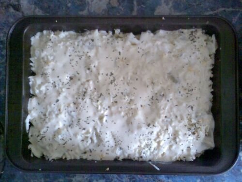 Cartofi cu oua, cascaval si smintina la cuptor