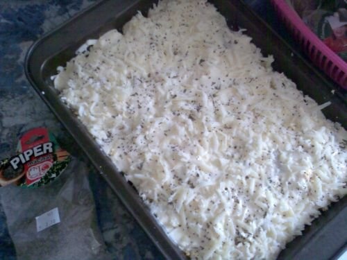 Cartofi cu oua, cascaval si smintina la cuptor