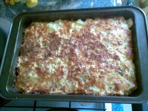 Cartofi cu oua, cascaval si smintina la cuptor