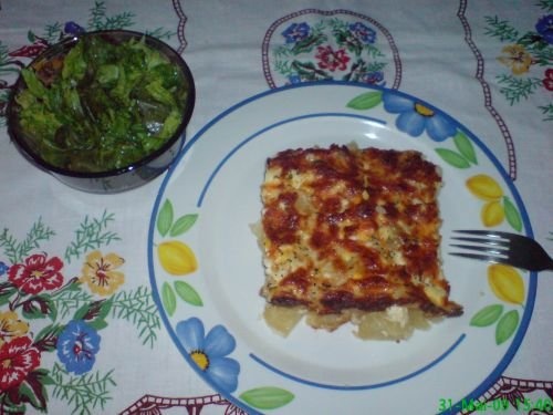 Cartofi cu oua, cascaval si smintina la cuptor