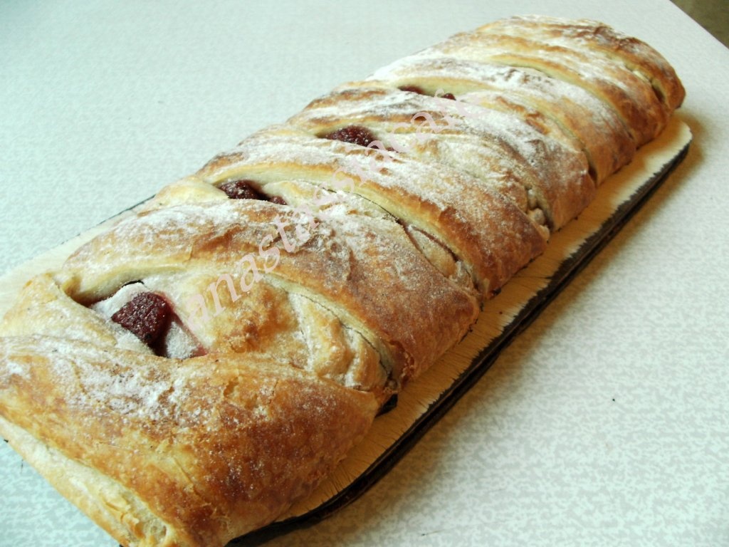 Strudel cu capsuna si mar caramelizat