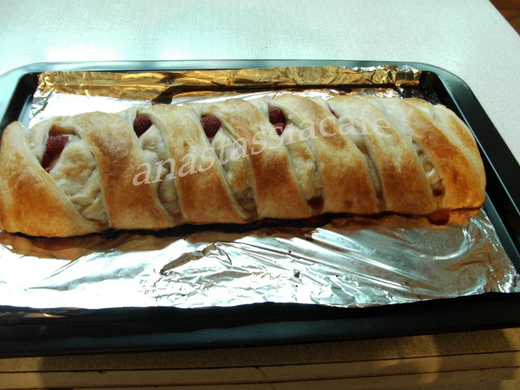 Strudel cu capsuna si mar caramelizat