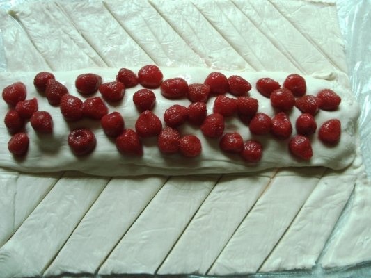 Strudel cu capsuna si mar caramelizat