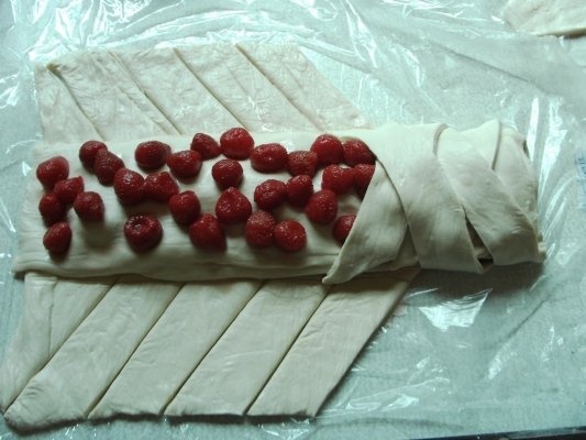 Strudel cu capsuna si mar caramelizat