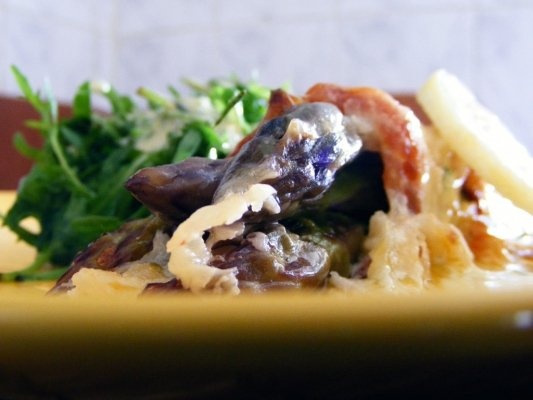 Buchete de sparanghel cu somon