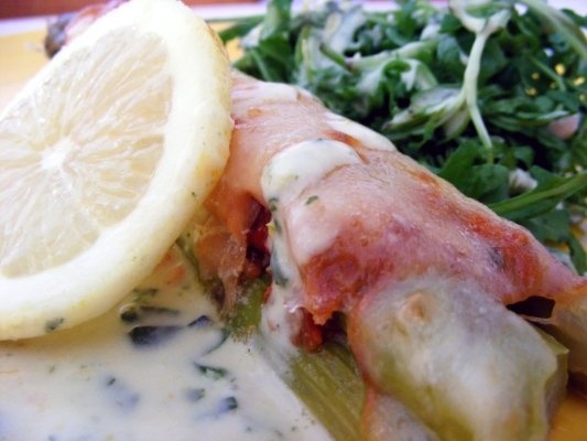 Buchete de sparanghel cu somon