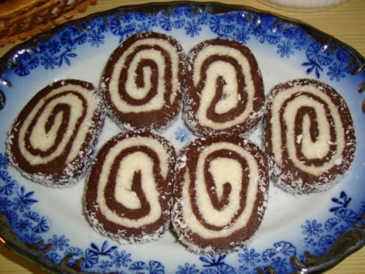 RULADA DE BISCUITI CU CREMA DE COCOS