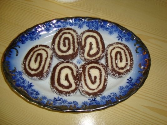 RULADA DE BISCUITI CU CREMA DE COCOS