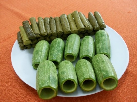 Dovlecei  umpluti si sarmalute din frunze de vita de vie(specific arab)