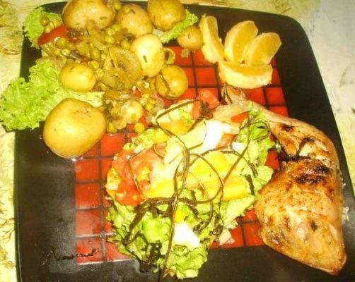 Pulpe de pui la gratar cu Cartofi si Mazare Noua