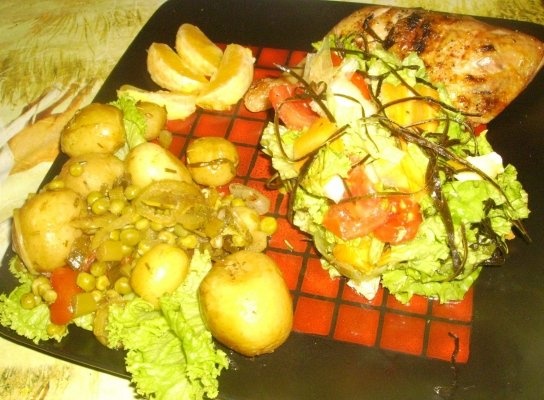 Pulpe de pui la gratar cu Cartofi si Mazare Noua